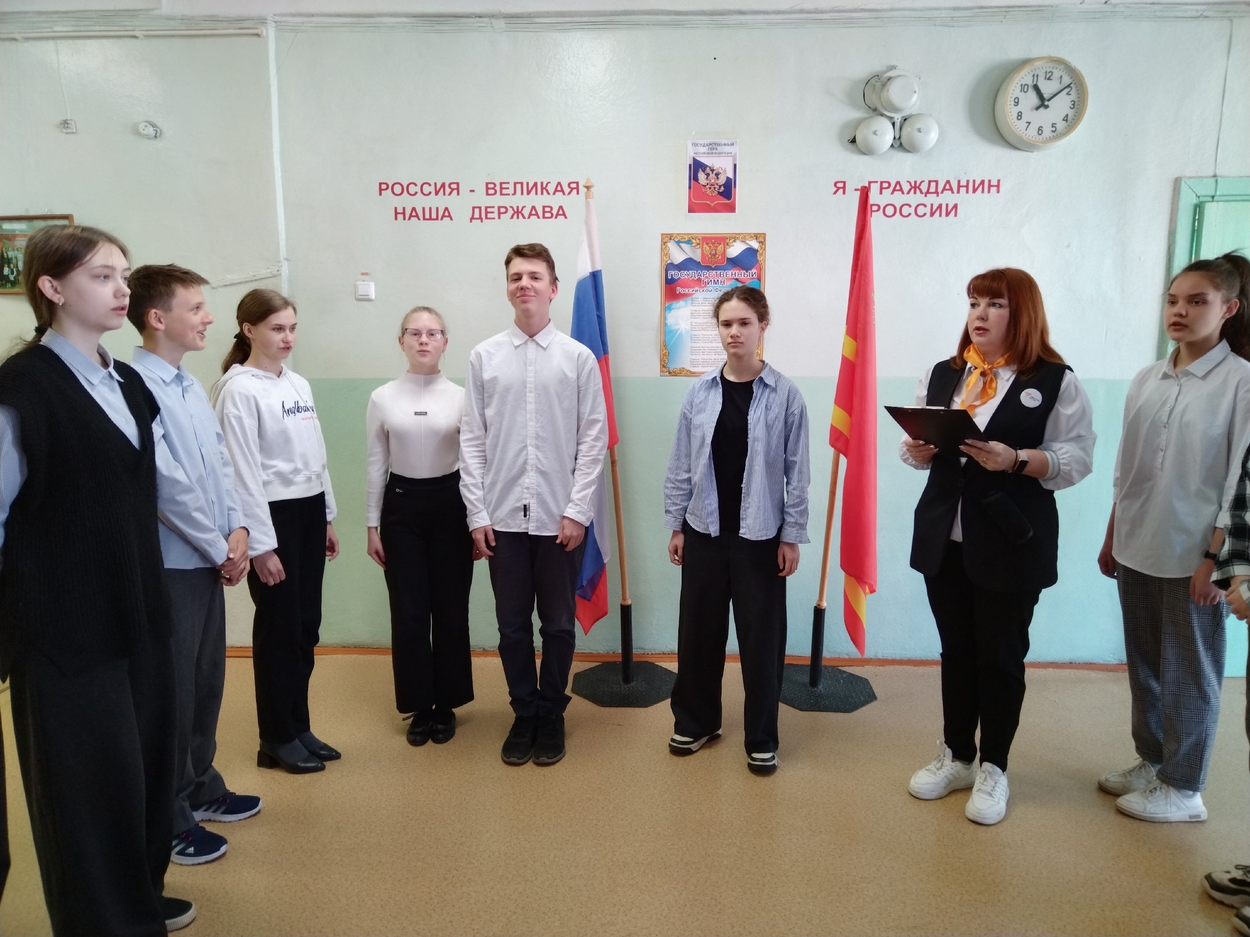 Новая учебная неделя в МБОУ Богородицкой СШ началась с торжественной линейки.