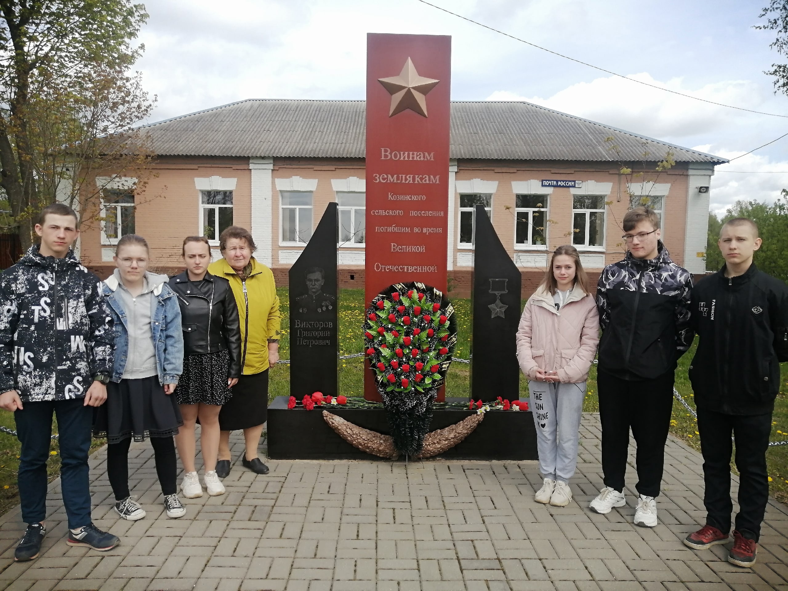 Возложение цветов к памятникам Великой Отечественной Войны.