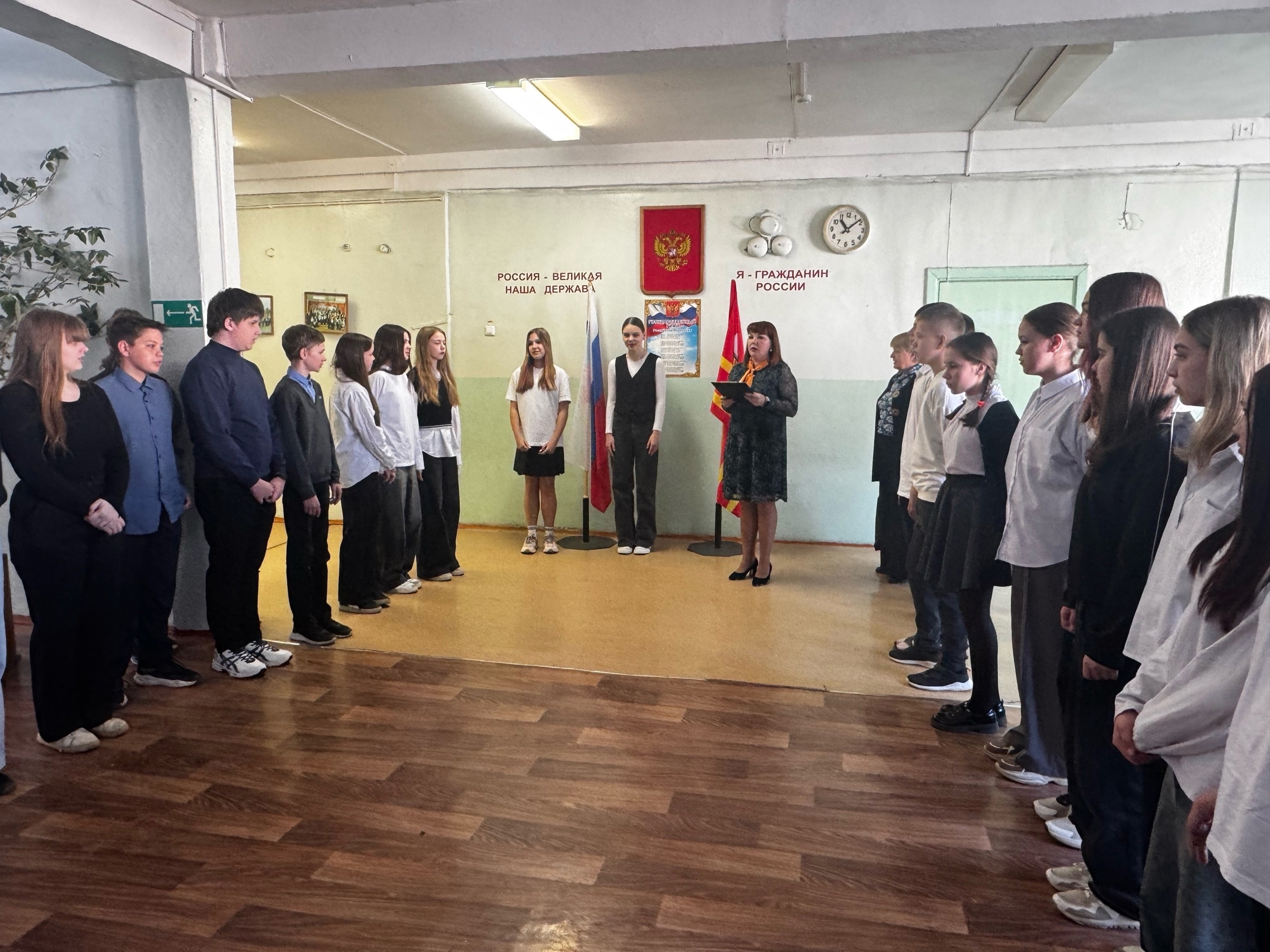 Новая учебная неделя в МБОУ Богородицкой СШ началась с торжественной линейки.