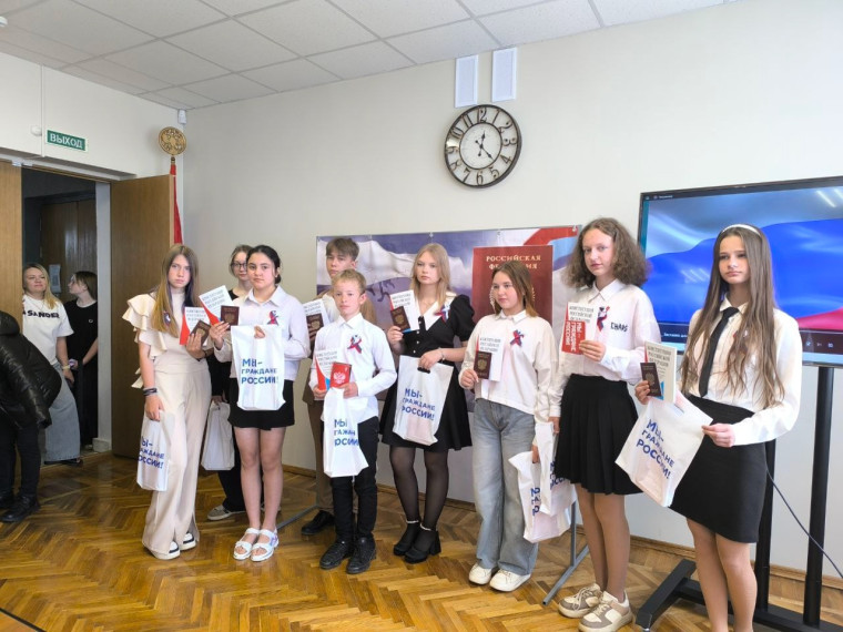 Вручение паспортов юным жителям Смоленского муниципального округа.